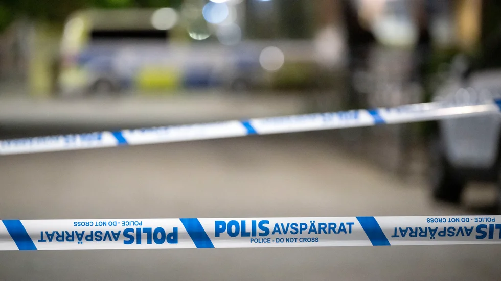 En man hittades svårt skottskadad i ett skogsområde i Farsta på torsdag eftermiddag. En pojke i 17-18-årsåldern är anhållen misstänkt för mord. Arkivbild.