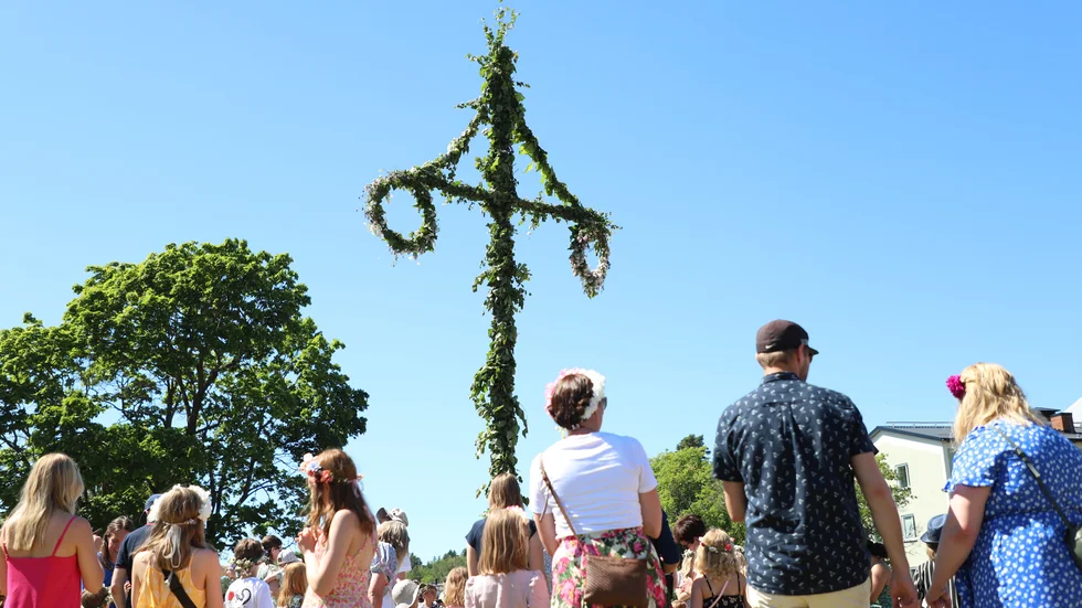 "Midsommar är en folklig sed som berör alla grupper i Sverige oavsett social bakgrund och trosinriktning" skriver Anders Bäckström, professor emeritus i religionssociologi.