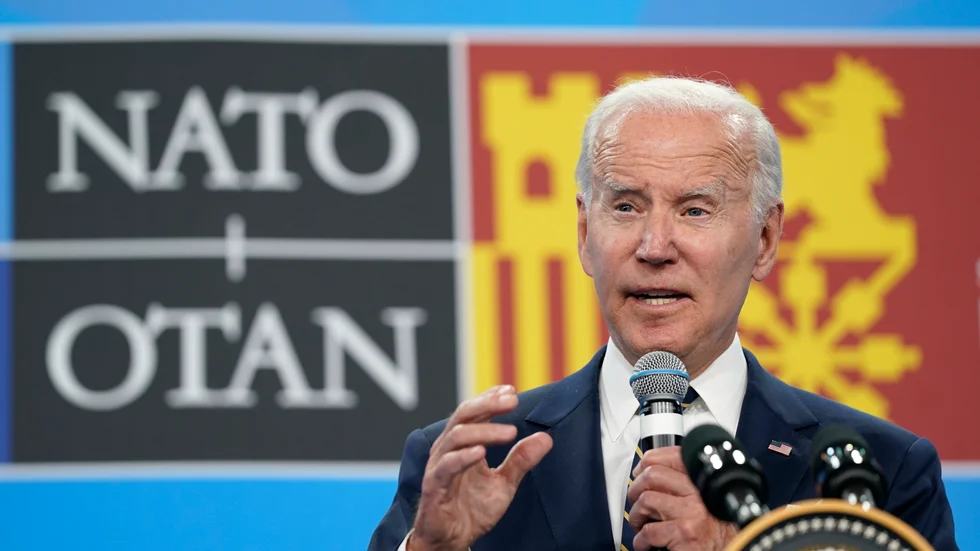 USA:s president Joe Biden håller presskonferens i Madrid.
