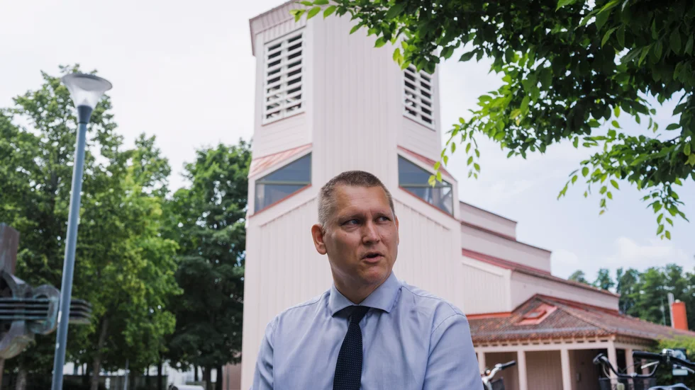 Kent Kumpula menar att minoritetsstyret i kommuen sviker de boende i Sävja och de anställda i området. (Bild från Gottsunda).
