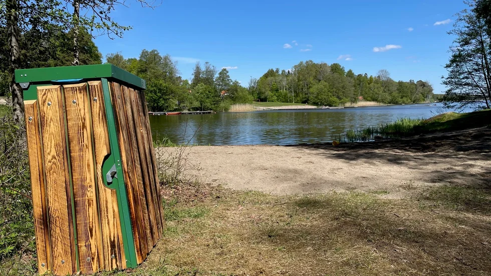 Kommunen varnar för träpålar och järnrör i badet vid Margaretaviken. 