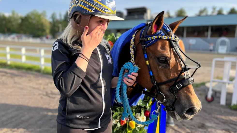 Thyra Tyrann tog sjunde SM-titeln, i sitt sista framträdande, och hennes tränare kunde inte hålla tillbaka tårarna. 