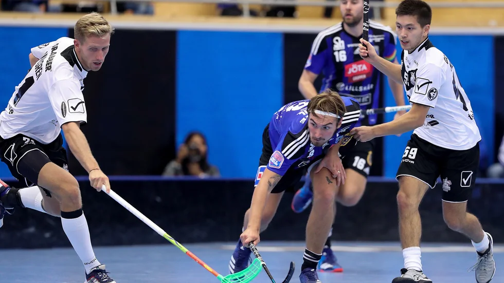 Alexander Rinefalk (längst till höger) under en match i SSL med Örebro 2018. I förra veckan var han och tränade med Strängnäs IBK.