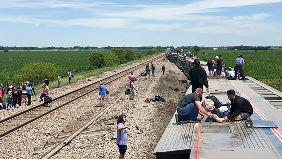 Människor räddas ur det urspårade Amtrak-tåget i Missouri i USA.