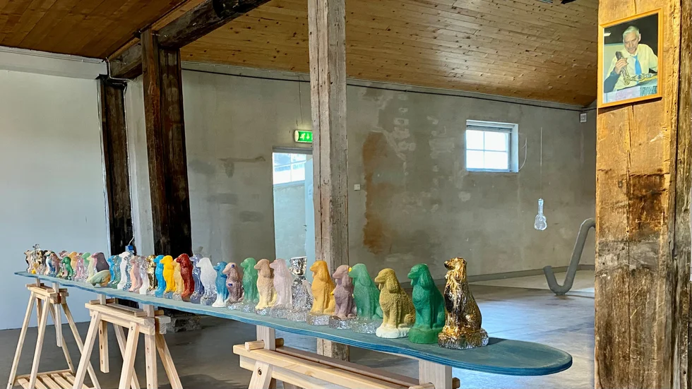 I Engelska magasinet pågår en konstutställning där konstnärer tolkar föremål tillverkade eller utvalda av glasblåsarna som arbetar på glasbruket i Rejmyre. Här har Rasmus Nossbring inspirerats av ett foto och skapat verket "Lång och trogen tjänst (hundår)". I bakgrunden ses Sofia Zwahlens "En sista ton, ta mig fan!".