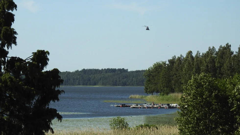 Personen påträffades simmandes i vattnet av helikoptern strax efter klockan 17.