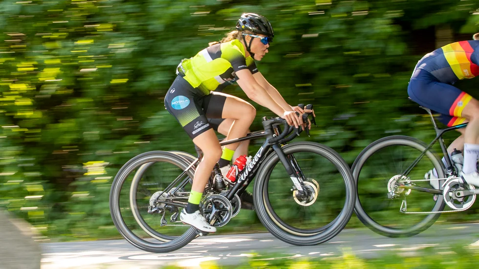 Motala AIF:s Karin Söderqvist var med i kampen om SM-medaljerna ända fram tills det var två kilometer kvar till mål. Då kraschade hon i en kurva och medaljchansen var borta.