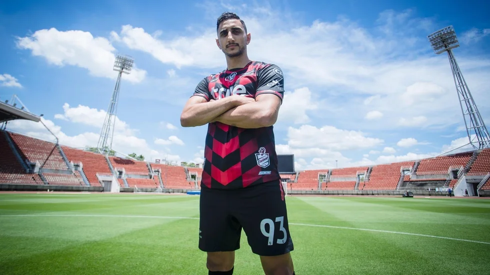 Nyköpingskillen Mahmoud Eid  i sin nya matchuniform, den för True Bangkok United.