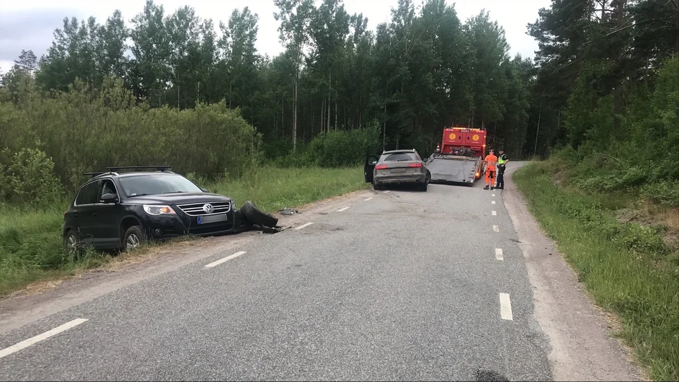 Båda bilarna behövde bärgas bort.