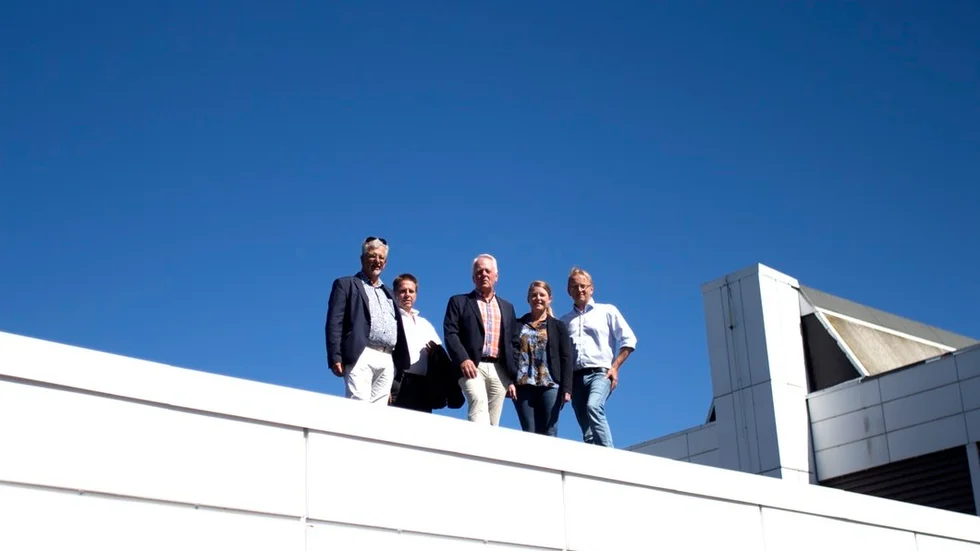 På taket till Duveholmshallen hölls presskonferensen om bygget av solcellerna.