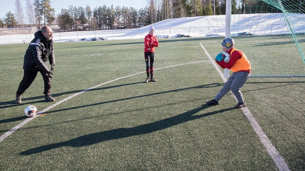 Peter Tillqvist kör lite målvaktsträning med ungdomar på Backavallens konstgräs, där gräset ska bytas ut samtidigt som det ska anläggas ytterligare en konstgräsplan i kommunen. Men när och var är fortfarande inte klart, men VFC vill lägga konstgräs på sin A-plan.  Arkivfoto: Roger Culmsee