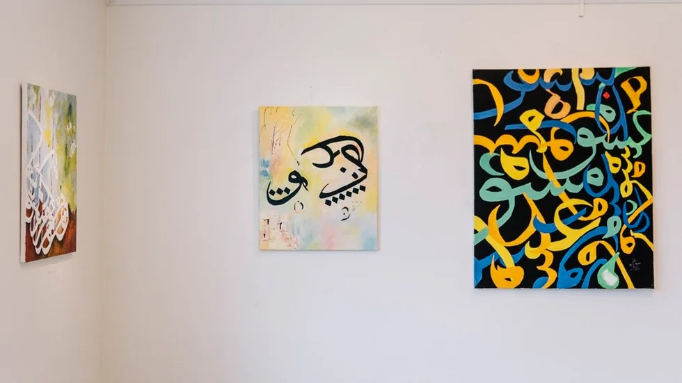Maisam Kadhem Hadi visar även abstrakt konst på övervåningen på Galleri Skeppsta hytta.