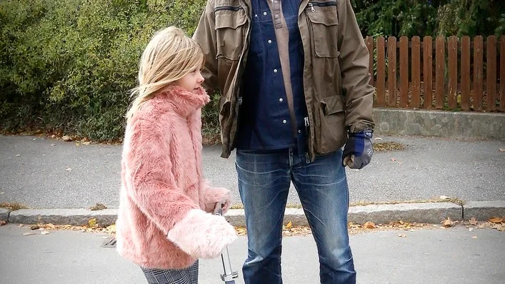 Det var när Agnes åkte sparkcykel ner i en grop och ramlade som skoldatorn gick sönder.