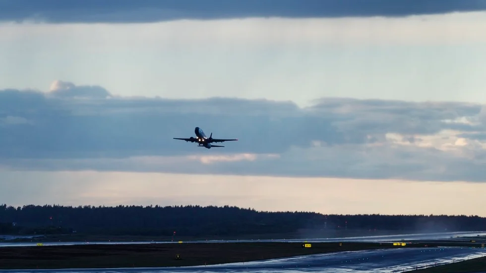 Flyget kan aldrig bli hållbart, anser artikelförfattaren, som vill se en årligen stigande flygskatt. Bilden är tagen på Arlanda.