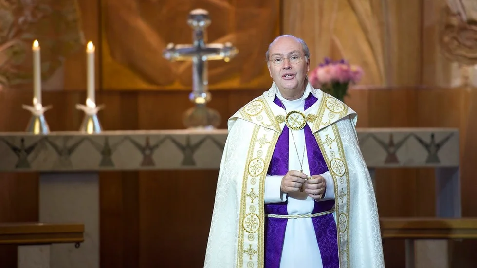 En kvinnlig präst har anmält biskop Johan Dalman till Svenska kyrkans ansvarsnämnd.