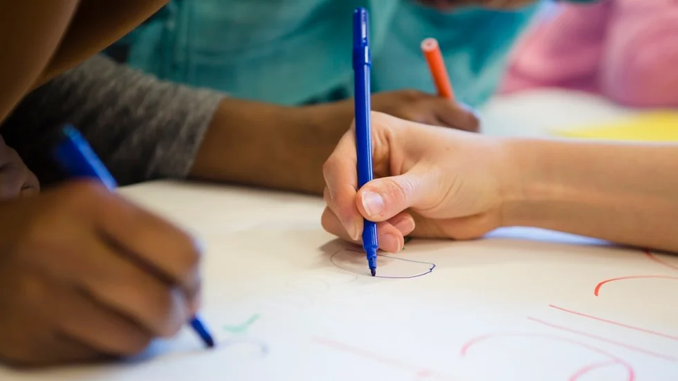 De små barnen kommer etableras på en plats långt bort från hemmet, grannbarnen och framtida skola, skriver en småbarnsförälder.