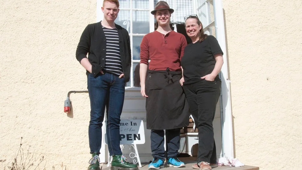 Åsa Englund Jacobssons är förväntansfull inför sommaren och sönerna Erik och Björn hjälper till med familjens nya projekt - att driva kafé, handelsbod och ett litet galleri.