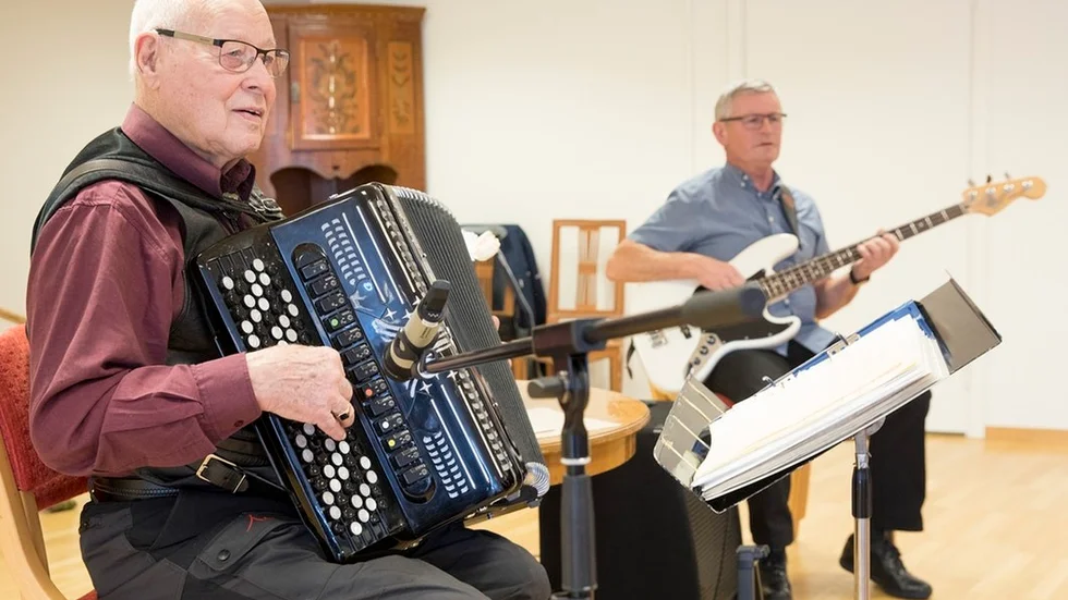 Georg Lundberg och Benny Bäck spelar på Humlegården. "Det är ju roligt det här, det är en tacksam publik."