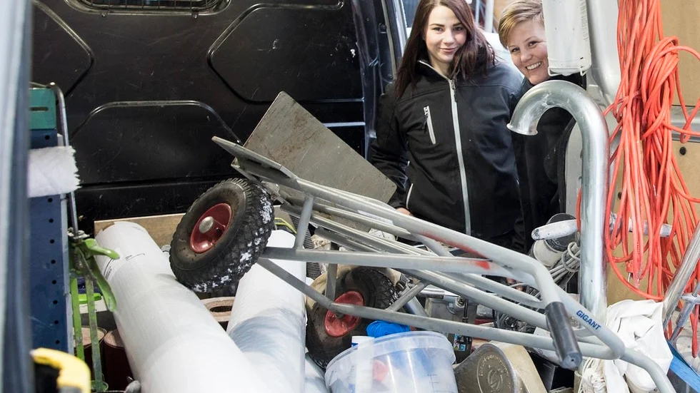Praktikanten Marina Johansson har hjälpt Térése Lindström att lasta bilen med det som behövs för dagens arbete ute på Harpsund.