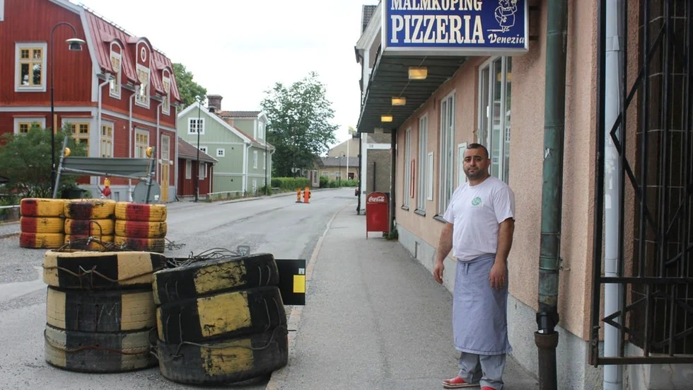 Pizzeria Venezia har drabbats hårt av vägarbetet på Landsvägsgatan, berättar ägaren Sivan Ojmaya.