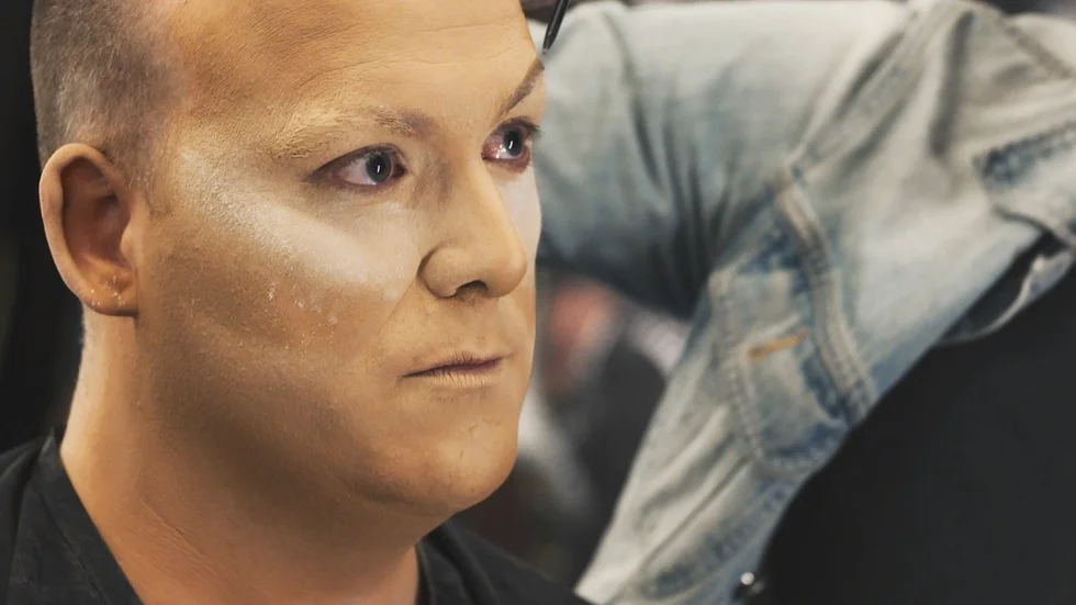 Här får Daniel Granat hjälp att lägga en glamourinspirerad makeup.