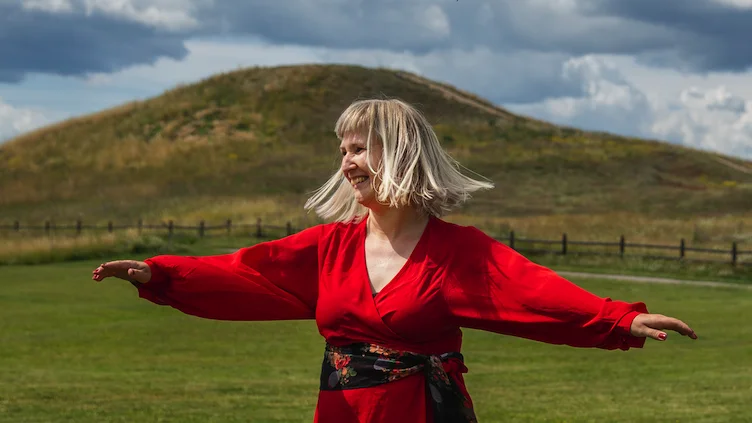 Linn Liljemo anordnar tillsammans med Karolina Larsson denna årets största Kate Bush-fest. Här syns hon befinna sig mitt i den extatiska hänryckelse som är så typisk för Kate Bush. 