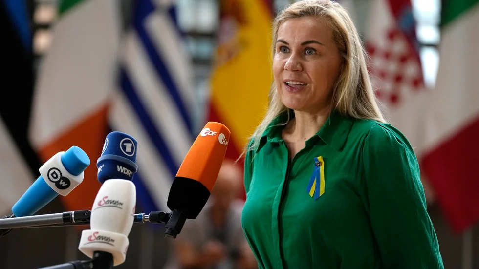 Energikommissionär Kadri Simson, tidigare minister i Estland, på väg in till mötet.