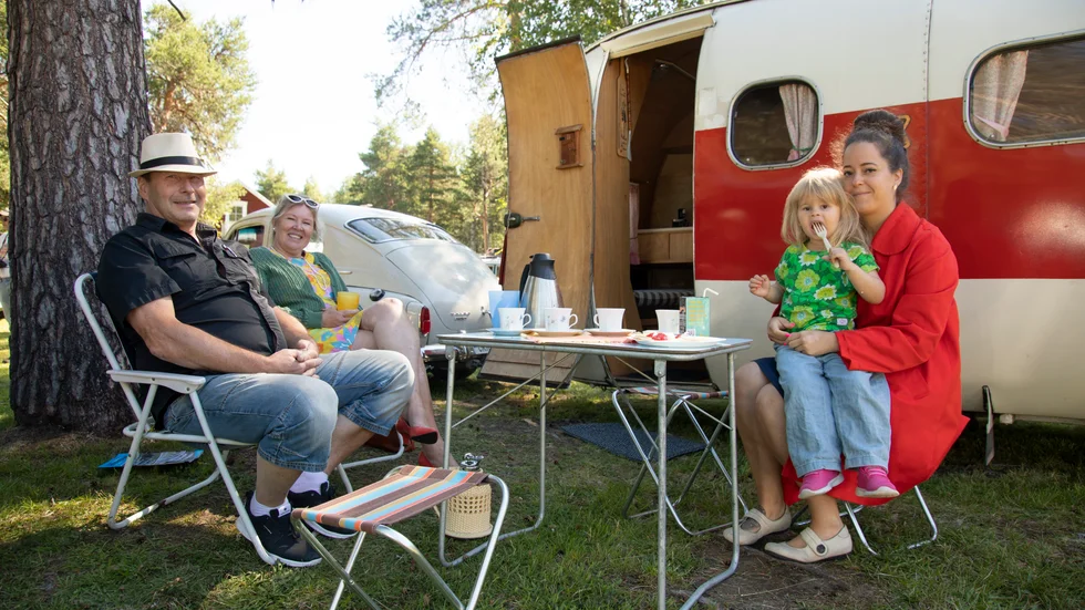 Familjen från Lycksele samlas runt deras gamla retrohusvagn. Från vänster Ronny Nilsson, Anita Haglund, Isabelle Nordin med dottern Vera.