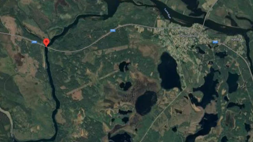 Byggarbetsplatsen ligger vid bron över Tärendöälven längs väg 395, strax väster om Junosuando. 