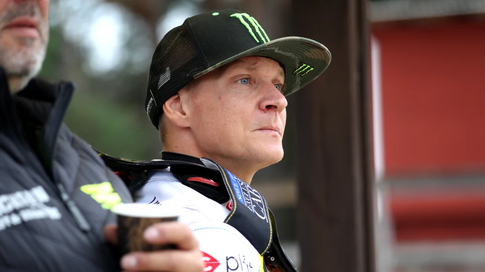 Fredrik Lindgren var inte nöjd med sitt lags insats samt underlaget när Västervik föll stort mot Piraterna.