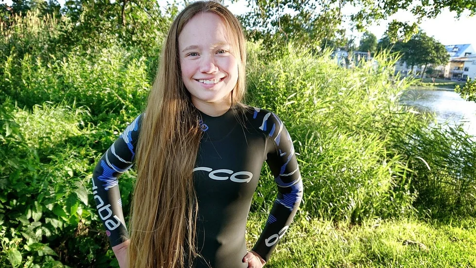 Lovis Westman tävlar i bassäng men tycker att det är ännu roligare att simma i öppet vatten med våtdräkt. På söndagen väntar ett rejält kraftprov då 15-åringen från Strängnäs ställer upp i Vansbrosimningens nya, längre lopp över en mil.