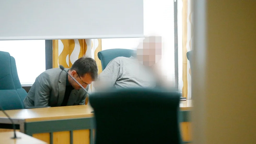 Här häktas den 22-årige mannen för mordet på sin pappa.