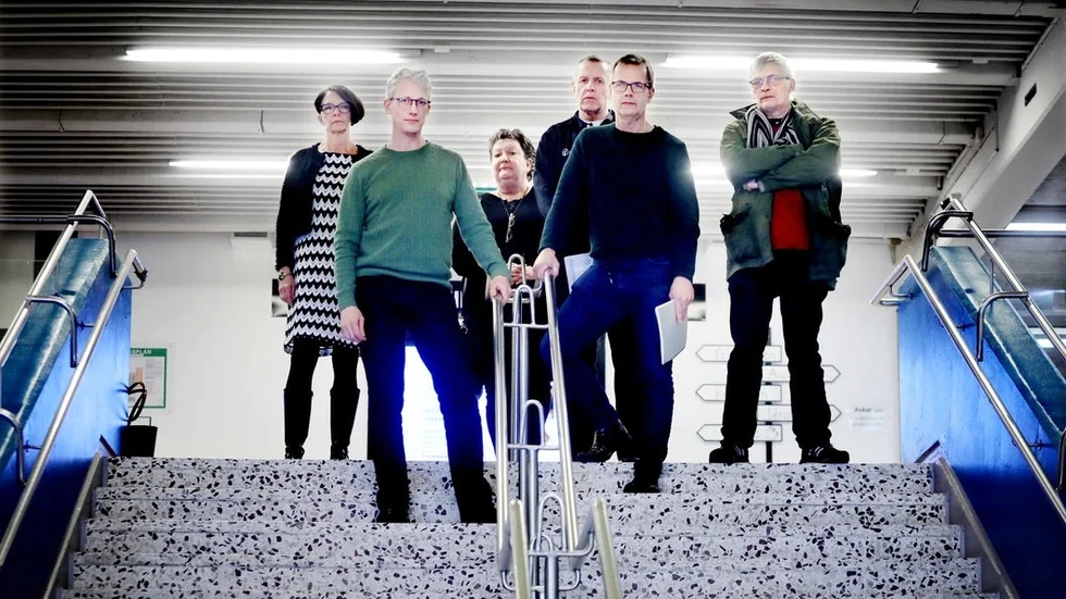 Politikerna får kalla det vad de vill men det faktum att skolan får miljontals mindre kronor att röra sig med, slår mot eleverna. Det menar Pia Roos, Samuel Lindholm, Gunilla Skogsmo, Jorma Hämäläinen, Michael Ludvigsson och Tomas Vidén, lärare på Rekarnegymnasiet.
