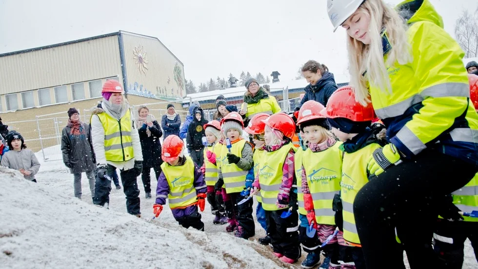 Kimberley Ejnebring (till höger) är Sjötorps hus platschef för förskolebygget.