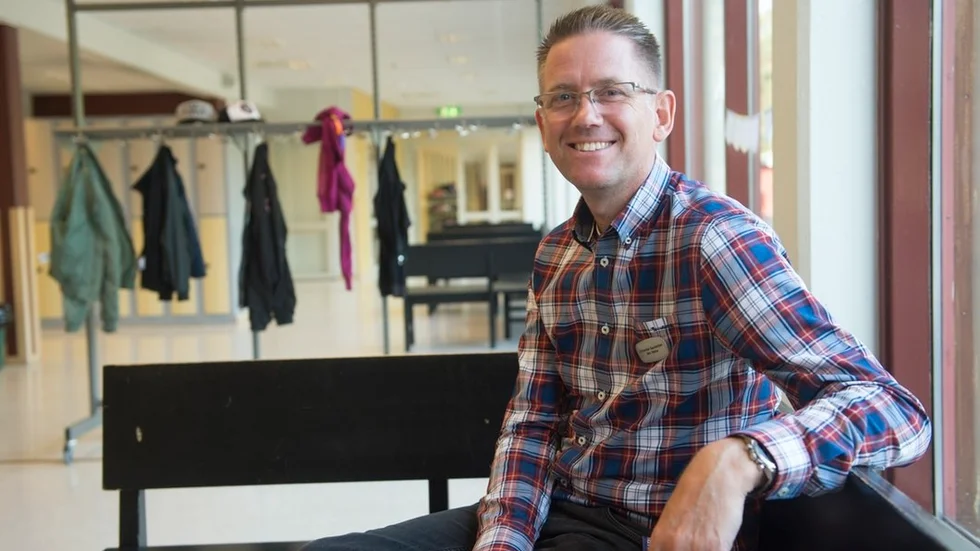 Biträdande rektorn Christian Sandström vid Långbergsskolan i Nyköping har det operativa ansvaret för den betydligt mindre Tystberga skola. Han ser nästan bara fördelar med skolor som är så pass stora att det går att inför ett ämneslärarsystem.– Det ger eleverna undervisning av ämnesutbildade lärare i nästan alla ämnen och lärarna får jobba med sina favoritämnen, säger han.