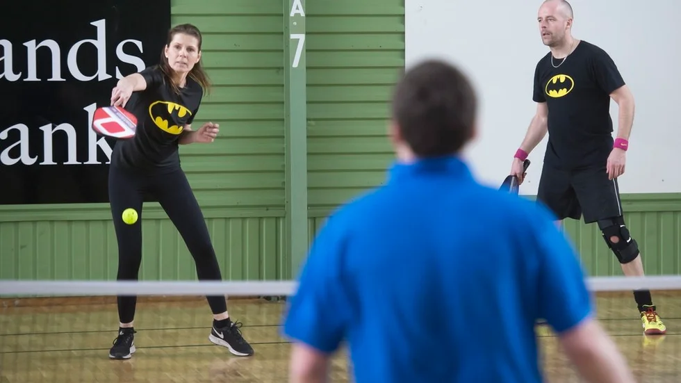 Såhär ser det ut när man spelar pickleball.