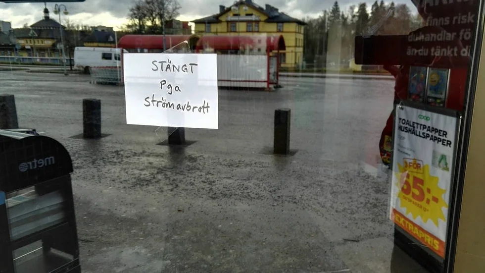 Mataffärer i centrala Flen tvingas hålla stängt på grund av avbrottet. Personal finns på plats för att möta frågande kunder.