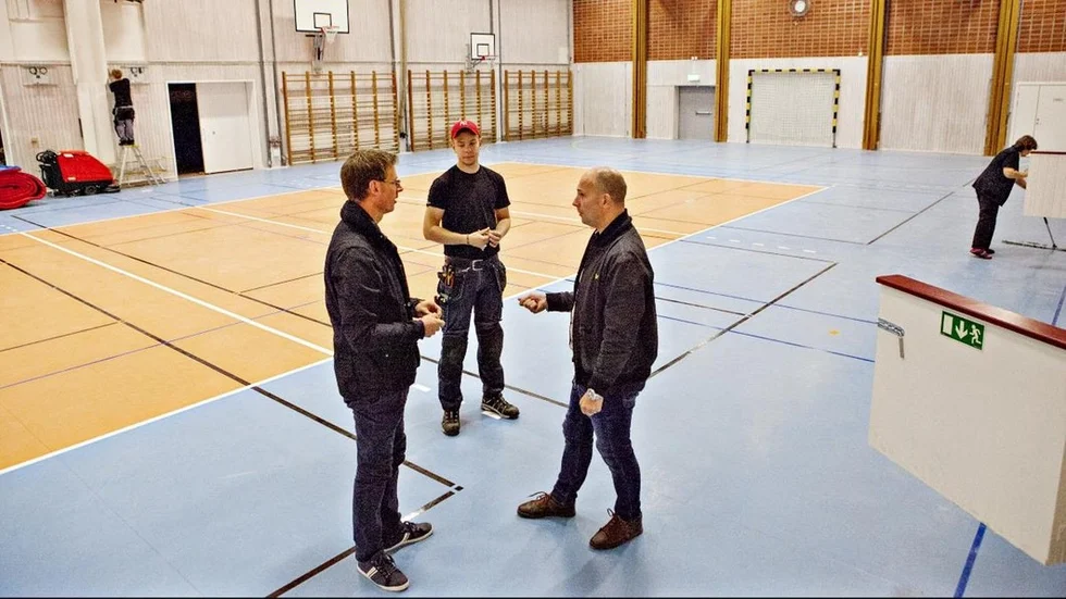 Vingåkers Kommunfastigheters fastighetsansvarige Jonas Schyllberg (till höger) i samspråk med Robert Brånn, övervakade av fastighetstekniker Adam Redfors, strax innan nyinvigningen av Sporthallen 2015.