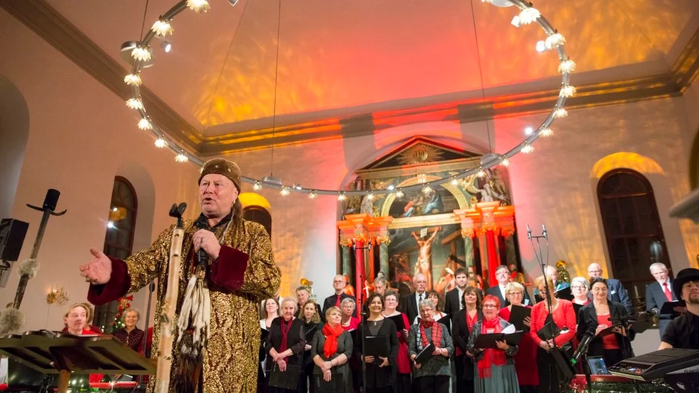 Roger Pontare och kyrkokörerna under ledning av Christian Wallentin och Carl Henrik Gustavsson sjunger julsånger på söndag.