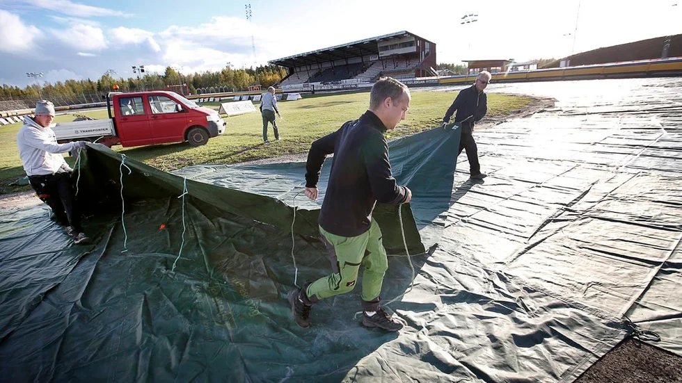 Under måndagen täcktes Motorstadions bana med presenning för att säkerställa att inget regn skulle förstöra ovalens underlag.