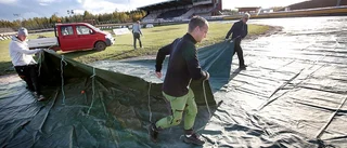 Smederna tar hjälp av presenning när vädergudarna vill annat