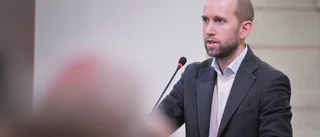 Jacob Högfeldt tar emot protestlistorna från Facebook-grupp