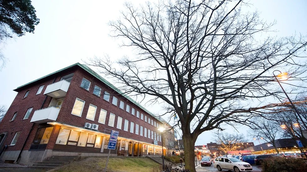 Inga balkonger. Länsstyrelsen har avslagit Vinterklasens överklagan – men den gamla eken ligger fortfarande illa till.