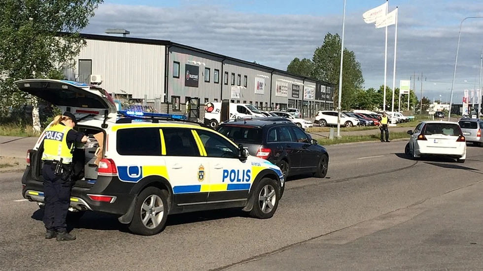 Polisen fick rycka ut för att dirigera trafiken förbi olycksplatsen.