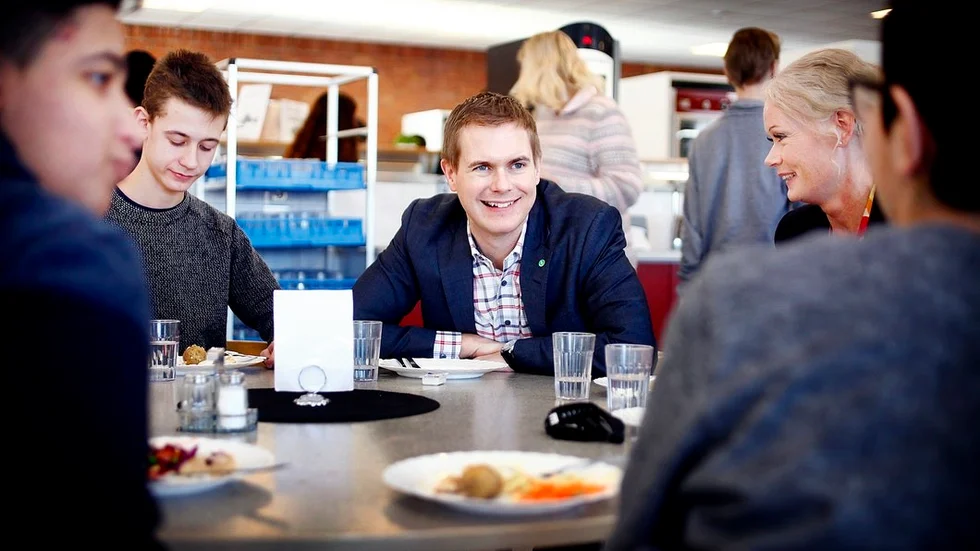 Utbildningsminister Gustav Fridolin (MP) var nöjd med både maten och elevsamtalen som han bjöds på under lunchen på Årbyskolan.