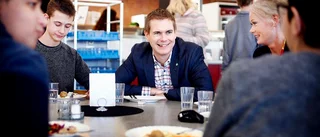 Här frågar eleverna i Årbyskolan ut utbildningsminister Gustav Fridolin (MP)