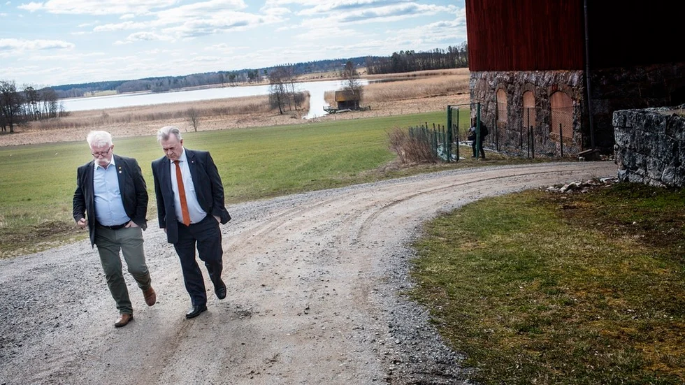 Landsbygdsministern Sven-Erik Bucht besökte i förra veckan Blaxsta vingård. Moderaterna vill ha svar på varför han missgynnar dem som bor på landsbygden. Foto: Gustav Butlex.