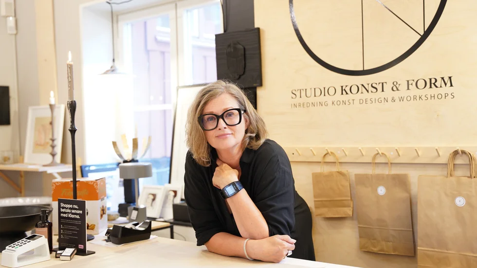 Sari Huczkowski äger Studio konst och form och arrangerar vernissage med olika konstnärer.