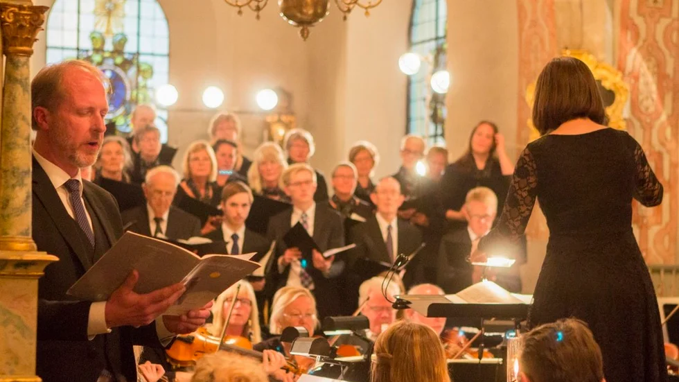 Sten-Inge Petersson var solist i "Förklädd Gud". Marie Persson dirigerade orkester och körer.