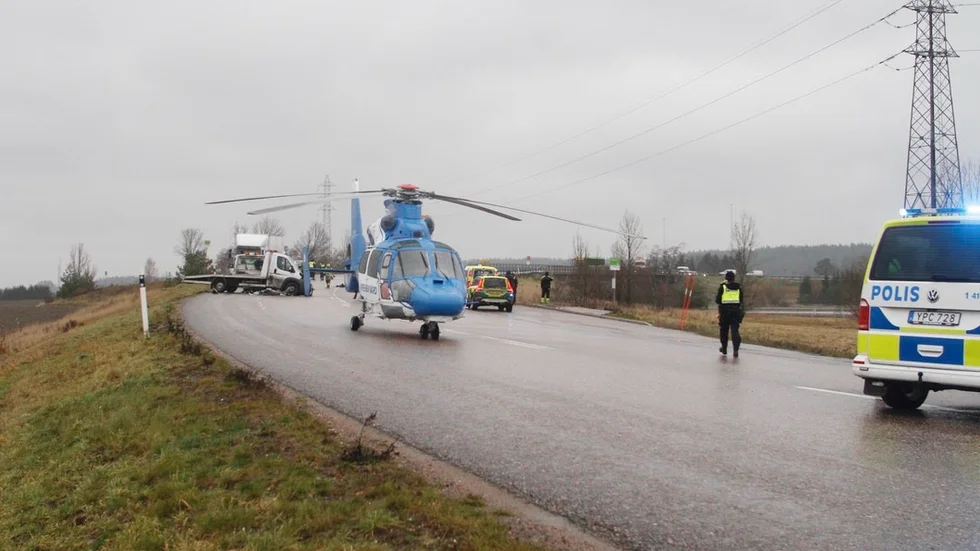 Trafikolyckan inträffade på väg 915, som går över E20 vid trafikplats Åker.